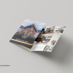 BR Studio Graficzne Barbara Rutkowska - Dwustronna broszura reklamowa z wizualizacjami apartamentów 'Apartamenty Biały Kamień', lewitująca na szarym tle, prezentująca elewację budynku i wnętrza w nowoczesnym stylu.