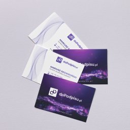 BR Studio Graficzne Barbara Rutkowska - Stos wizytówek firmy doPodpisu.pl, prezentujących dwa warianty projektu: jeden z delikatnym, błękitnym wzorem, drugi z motywem galaktyki w odcieniach fioletu i różu.