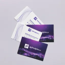 Stos wizytówek firmy doPodpisu.pl, prezentujących dwa warianty projektu: jeden z delikatnym, błękitnym wzorem, drugi z motywem galaktyki w odcieniach fioletu i różu.
