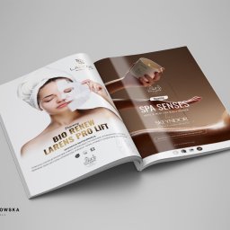 BR Studio Graficzne Barbara Rutkowska - Otwarty katalog reklamowy z dwoma stronami: po lewej stronie kobieta z maską na twarzy, po prawej świeca i tekst o SPA Senses
