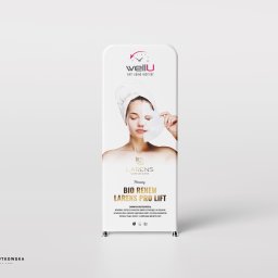 BR Studio Graficzne Barbara Rutkowska - Roll-up reklamowy prezentujący markę WellU Anti Aging Institut oraz produkt Larens Pro Lift Bio Renew, z wizerunkiem kobiety z ręcznikiem na głowie, aplikującej maskę na twarz.
