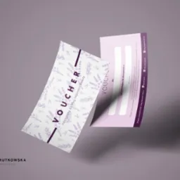 Dwa vouchery na szarym tle, jeden z motywem lawendy, drugi z miejscem na dane, dla studia kosmetycznego Meg Inspiration Beauty.