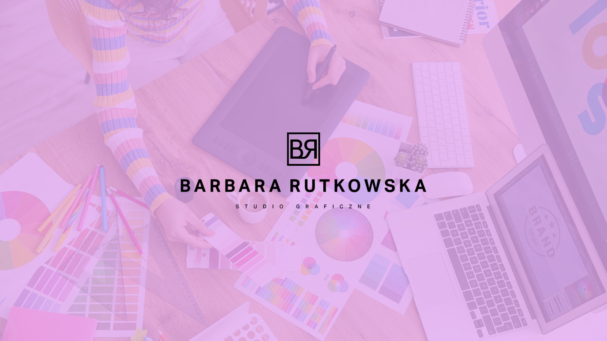 Biurko grafika z tabletem, laptopem, paletami kolorów i logotypem Barbary Rutkowskiej na ekranie.