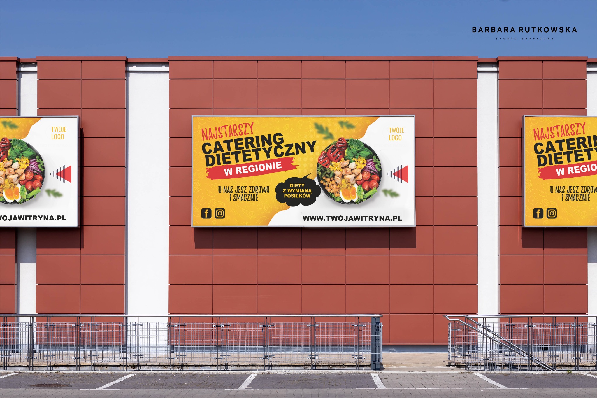 Reklama zewnętrzna catering dietetyczny na elewacji budynku, widoczne dwa banery z logo firmy, zdjęciem posiłku i hasłem reklamowym.