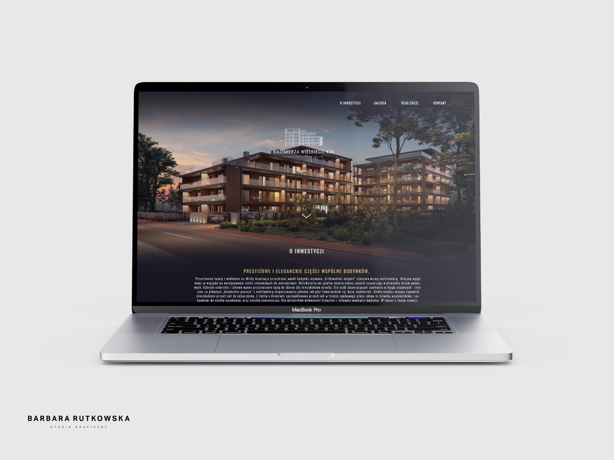Laptop MacBook Pro wyświetlający wizualizację architektoniczną nowoczesnego budynku mieszkalnego z balkonami, zieleń wokół, na stronie internetowej studia graficznego Barbara Rutkowska.