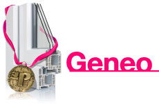 Przekrój okna PCV Geneo z różową wstążką i złotym medalem na białym tle.