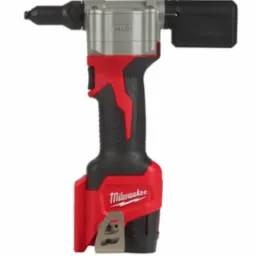 Akumulatorowa nitownica Milwaukee M12 w kolorach czerwonym, czarnym i srebrnym, z widocznym logo i zaczepem na pasek.