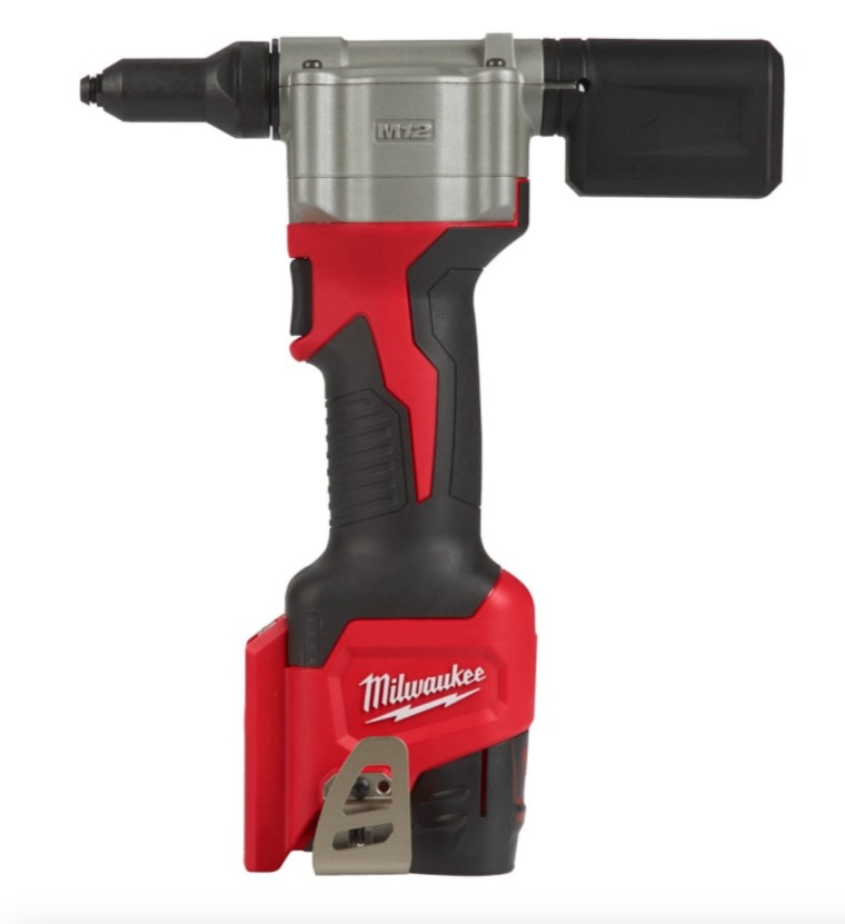 Akumulatorowa nitownica Milwaukee M12 w kolorach czerwonym, czarnym i srebrnym, z widocznym logo i zaczepem na pasek.