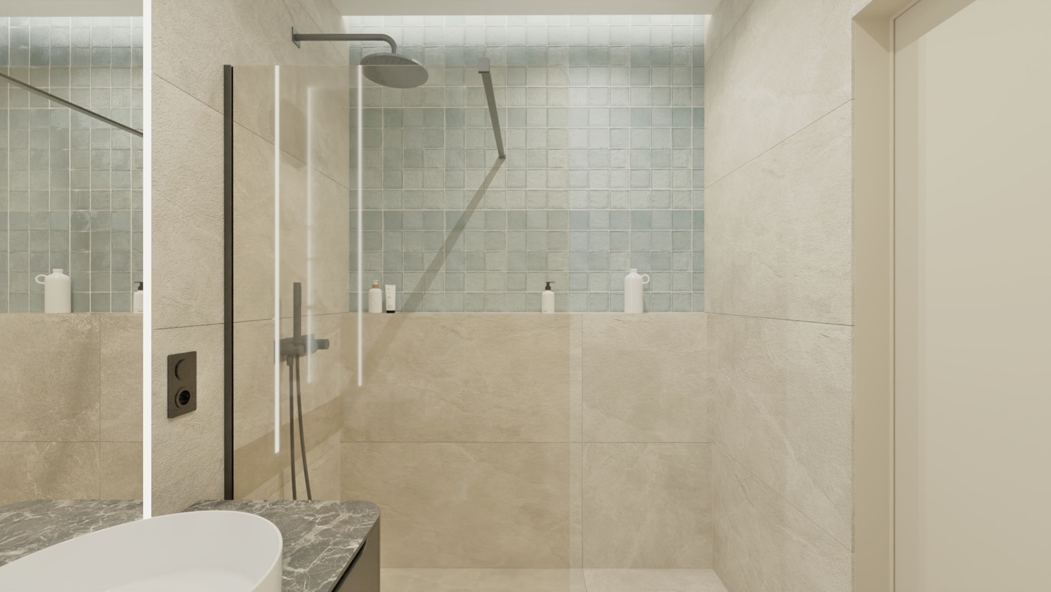 Minimalistyczna kabina prysznicowa z deszczownicą i szklaną ścianką, umywalka z marmurowym blatem, beżowe płytki i akcent z błękitnej mozaiki.