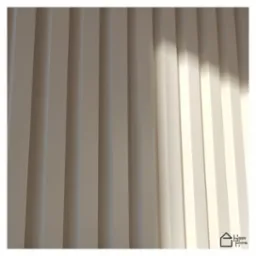 Beżowa, pionowa okładzina ścienna z subtelnym cieniem i logo w prawym dolnym rogu.