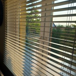 Żaluzje drewniane.
Karnisz MODERN 60.
Zasłona , firana -szycie na systemie WAVE.
Tkaniny z firmy VVdesing.