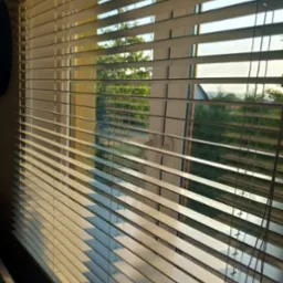 Żaluzje drewniane. Karnisz MODERN 60. Zasłona , firana -szycie na systemie WAVE. Tkaniny z firmy VVdesing.