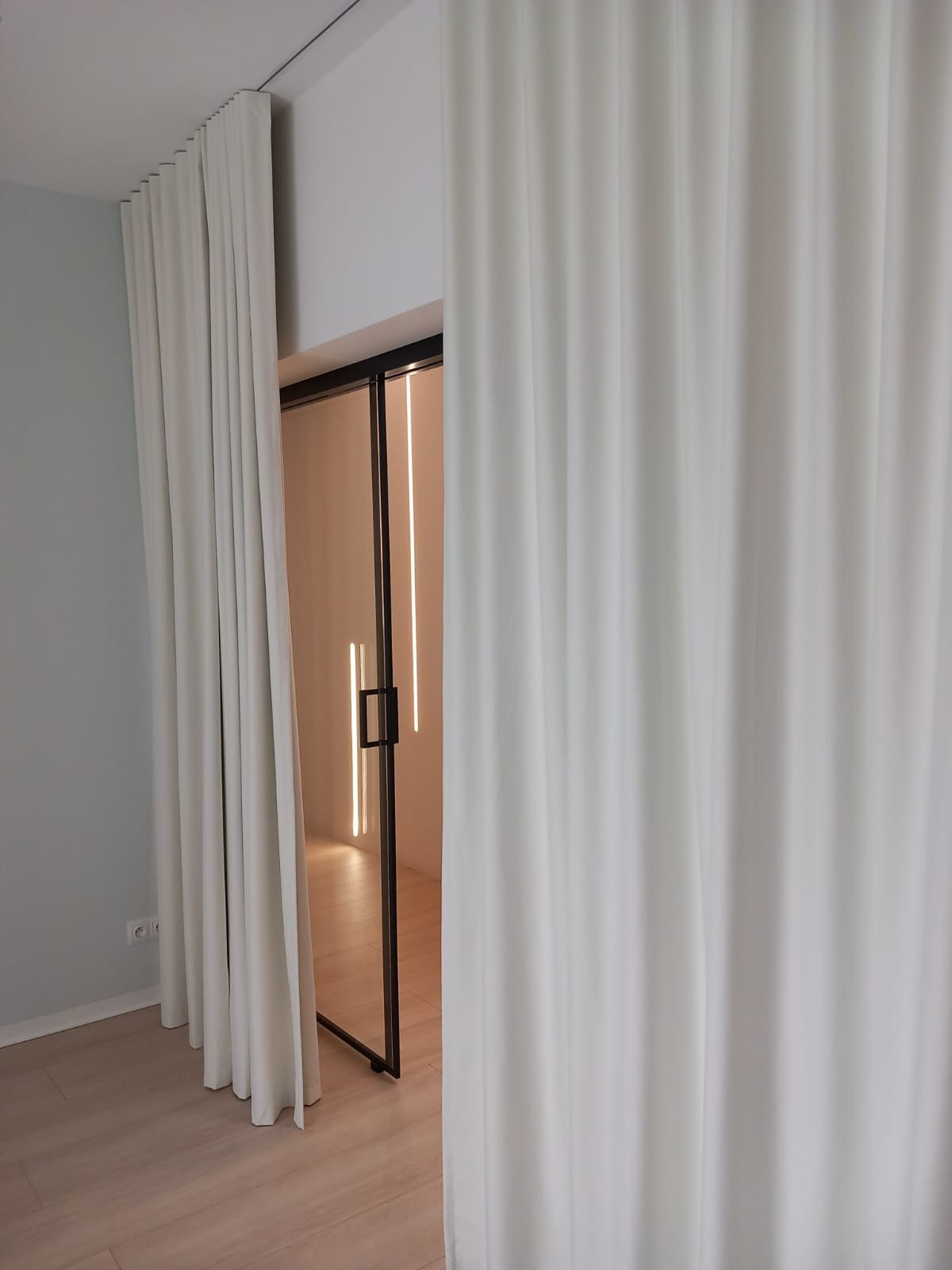 Zasłony zaciemniające pomieszczenie. Firany gładkie. Tkaniny z firmy SPAGNOLO.