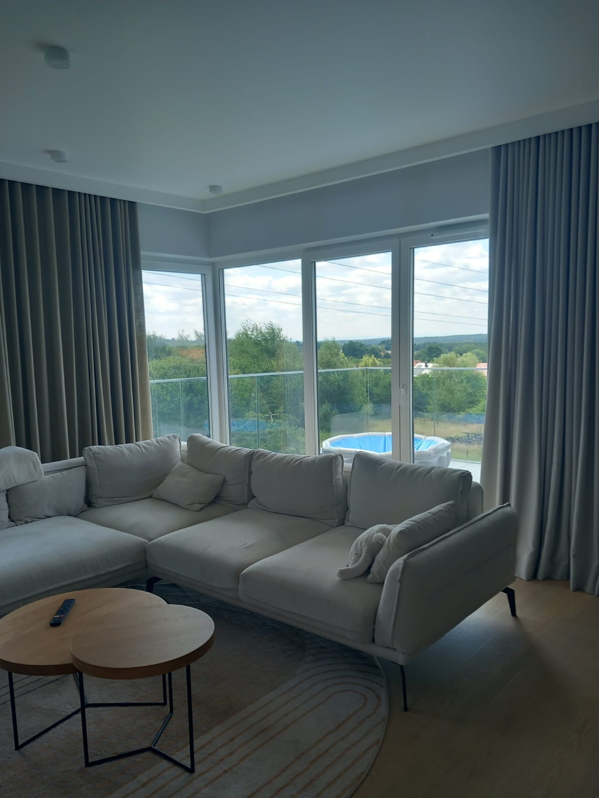 Nowocześnie-Praktycznie Szyny sufitowe- system WAVE. Zasłony, tkanina z firmy CAMENGO.