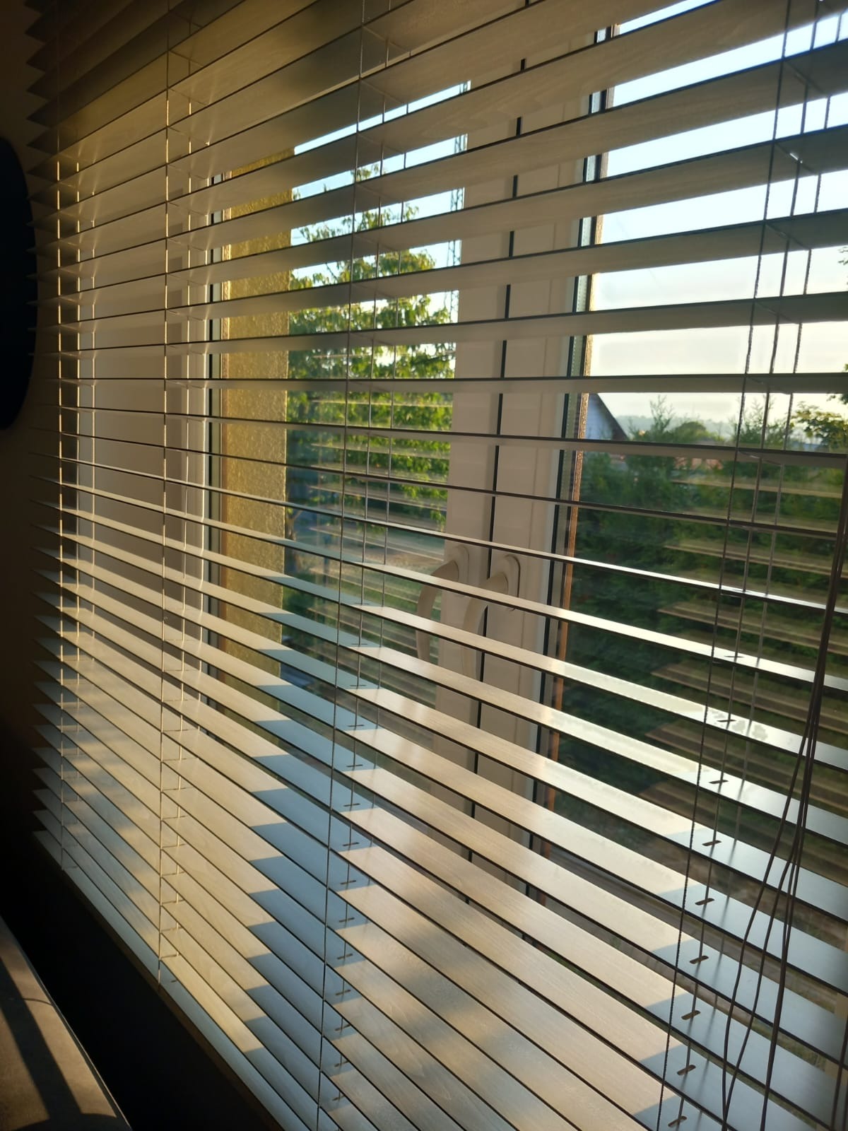 Żaluzje drewniane. Karnisz MODERN 60. Zasłona , firana -szycie na systemie WAVE. Tkaniny z firmy VVdesing.