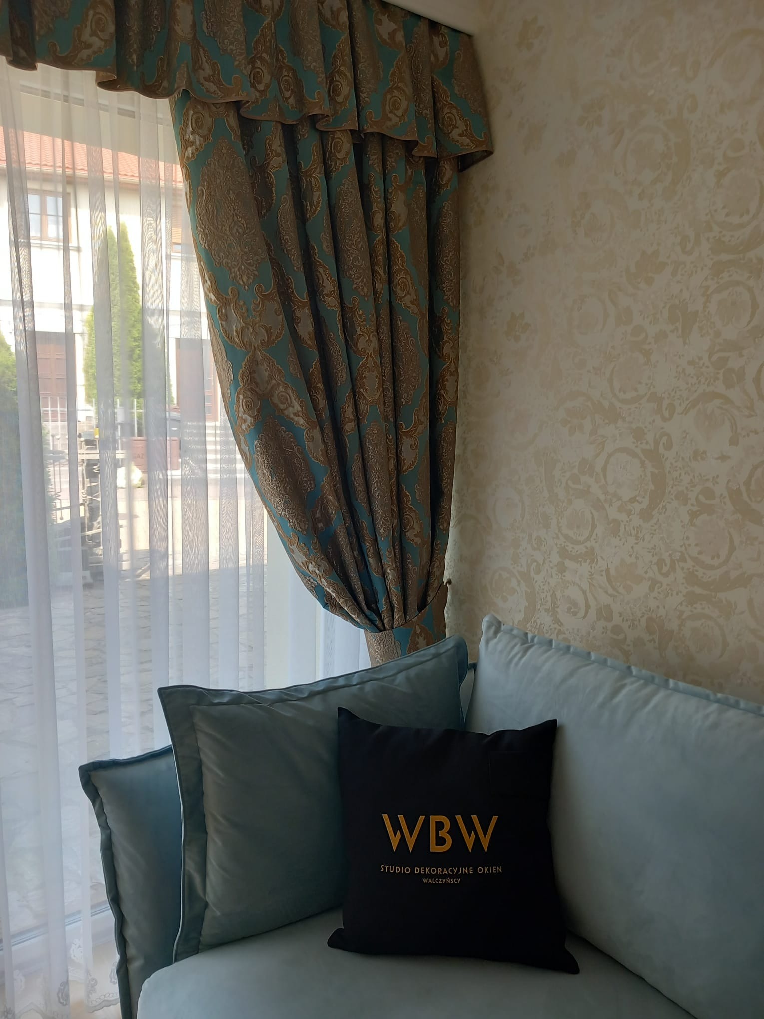 Stylowe wnętrze. Zasłony podpięte troczkiem. Lambrekiny, firany, poduszki. Tkaniny z firmy RAD POL.