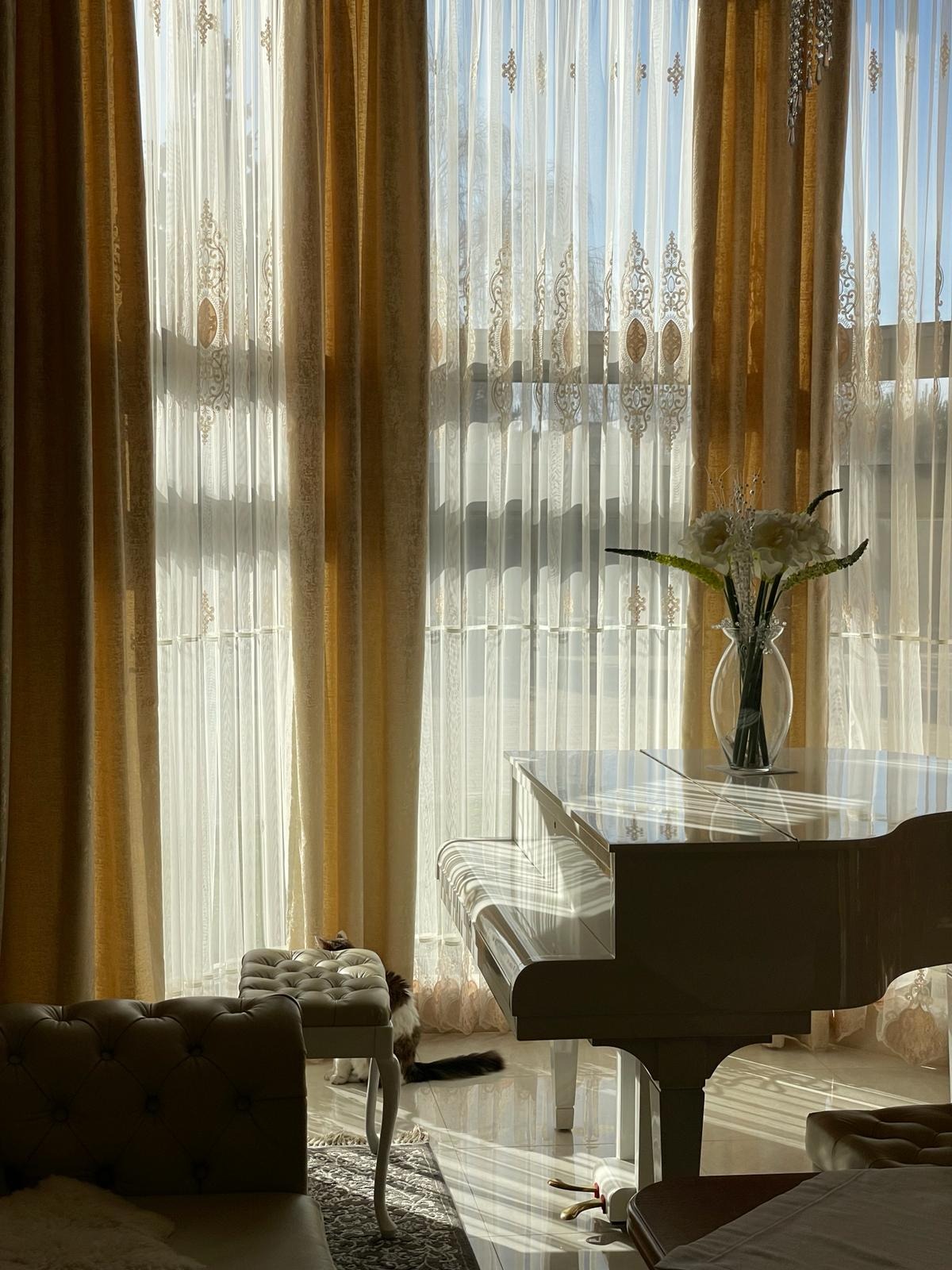 Salon Muzyczny. Dekoracja okienna – ozdobne firany i zasłony. Tkaniny z firmy RAD POL.