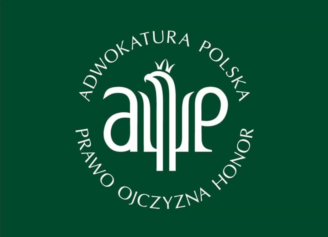 Logo Adwokatury Polskiej na ciemnozielonym tle, z napisem 'Prawo, Ojczyzna, Honor' otaczającym stylizowanego orła w koronie.