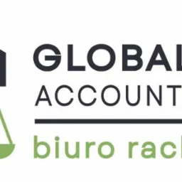 Logo firmy księgowej Global Accounting Plus z symbolem domu i wag w kolorach ciemnoszarym i zielonym oraz napisem 'biuro rachunkowe'.