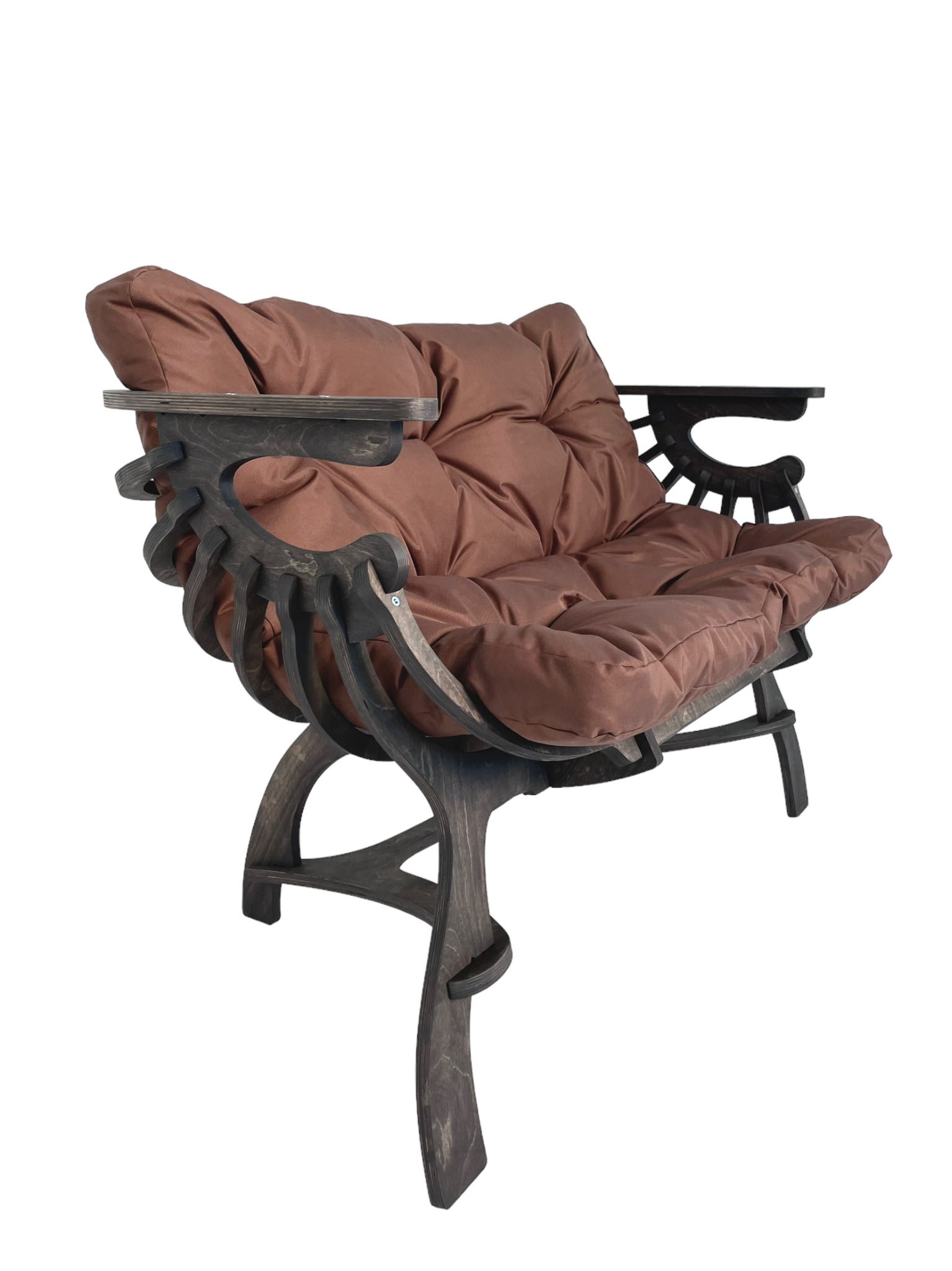 Drewniany fotel z brązową poduszką, o unikalnej, ażurowej konstrukcji, widoczny na białym tle.