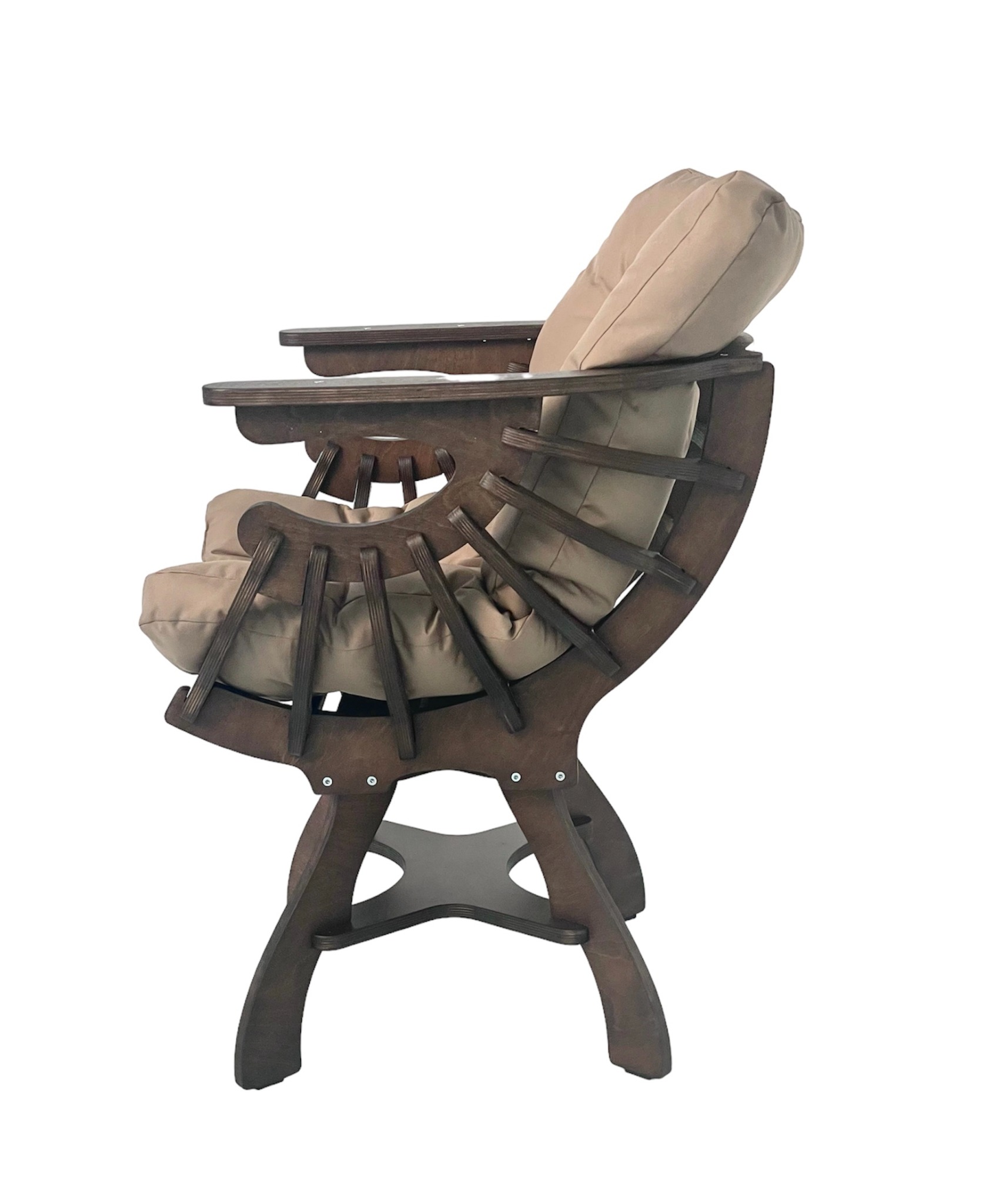 Drewniany fotel bujany z beżowymi poduszkami, widok z boku, prezentacja produktu na białym tle.