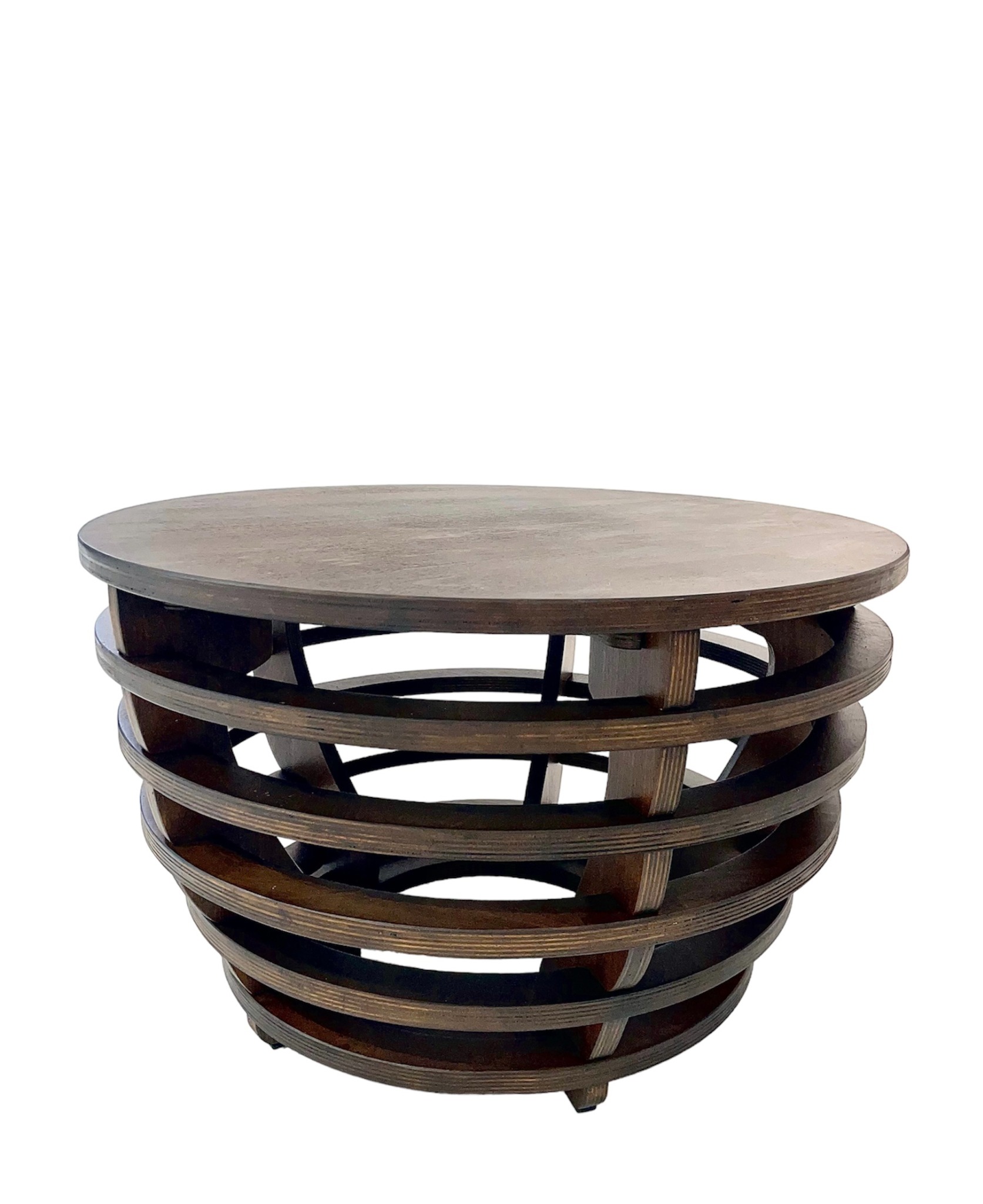 Nowoczesny stolik kawowy z ciemnego drewna, z okrągłym blatem i ażurową podstawą w kształcie spirali, na białym tle.