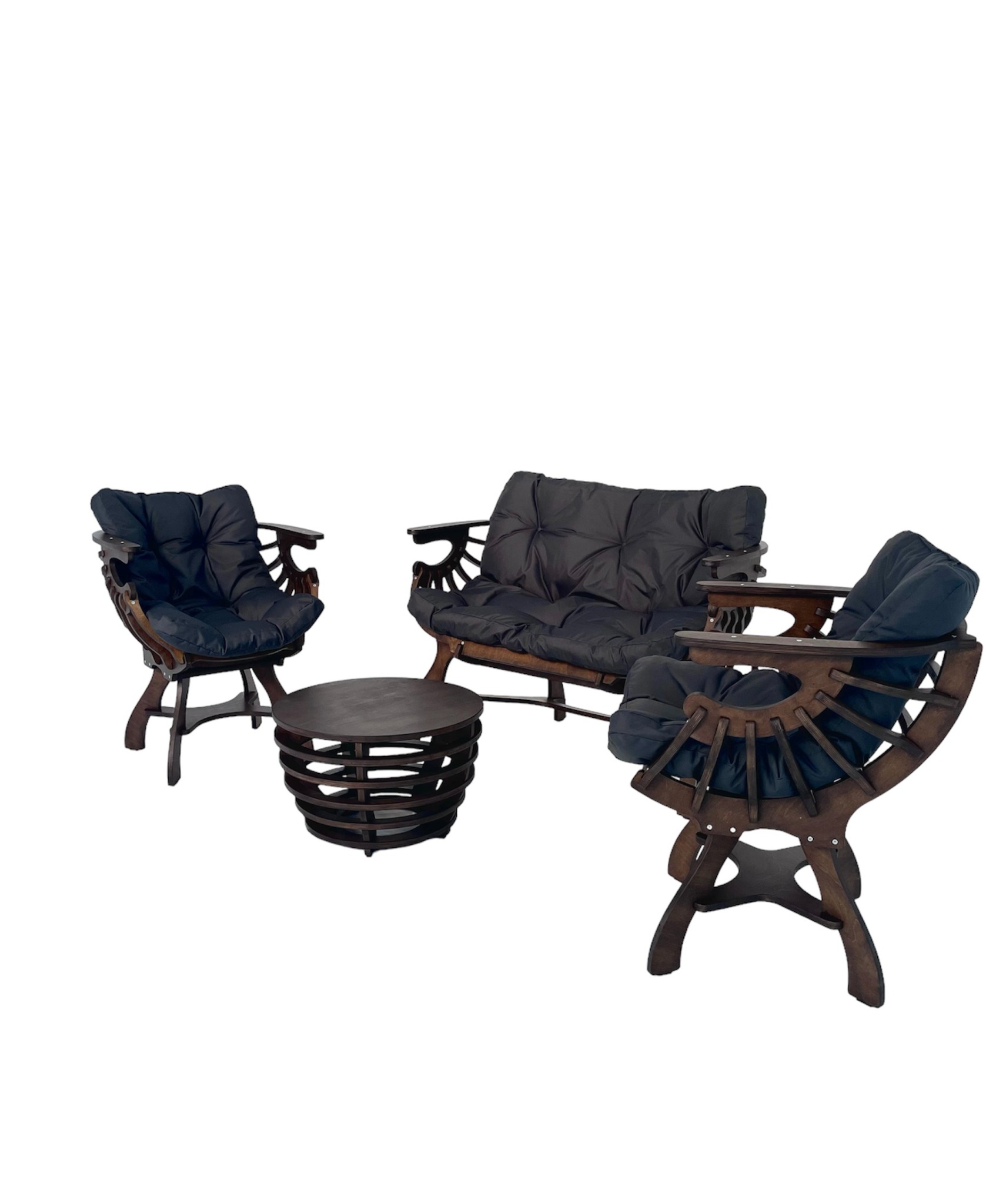 Komplet mebli ogrodowych z ciemnego drewna z czarnymi poduchami, składający się z dwóch foteli, sofy dwuosobowej i okrągłego stolika kawowego z ażurową konstrukcją, wykonany w Warszawie.