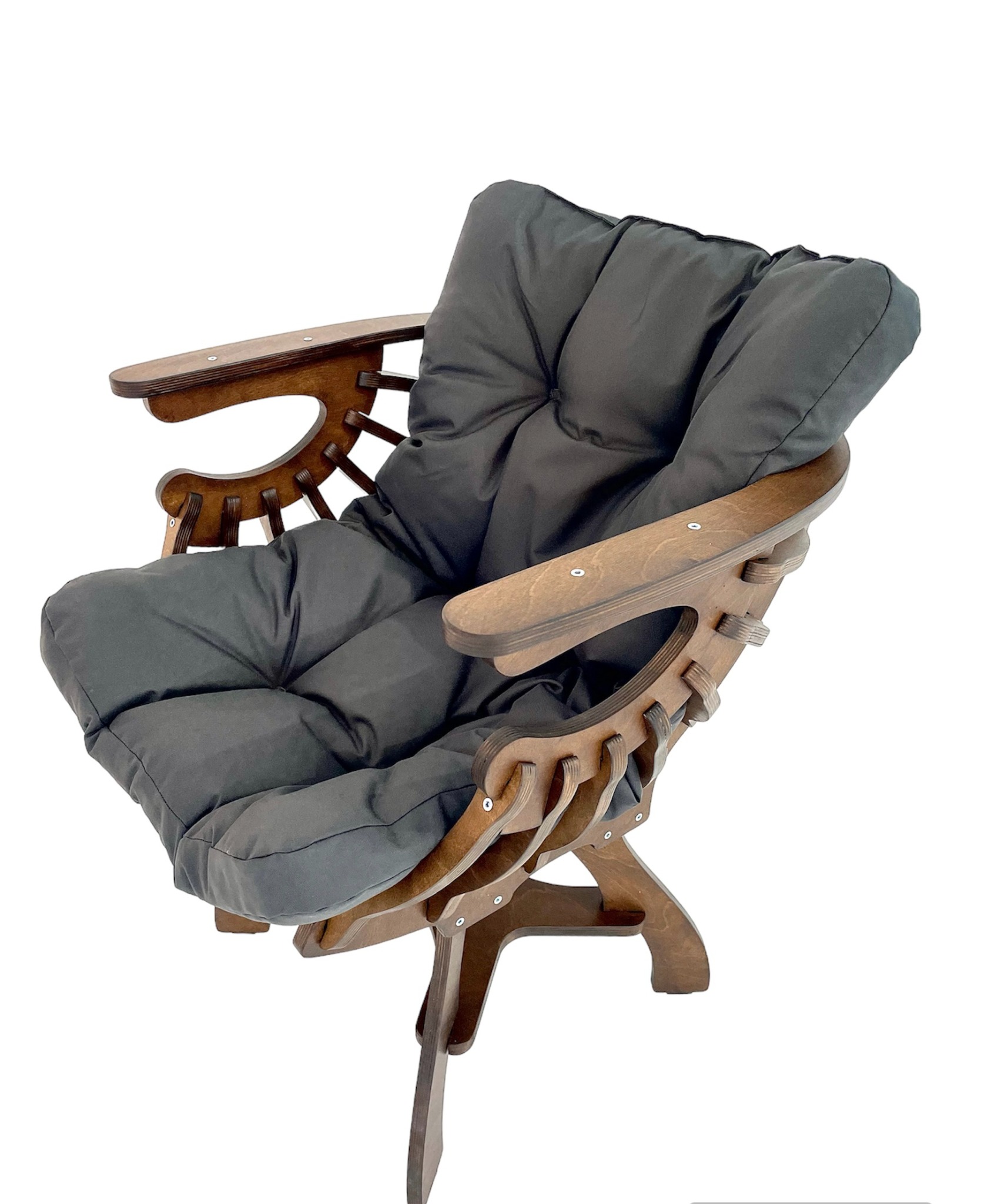 Drewniany fotel z poduszkami w kolorze grafitowym, o ażurowej konstrukcji, widoczny na białym tle.