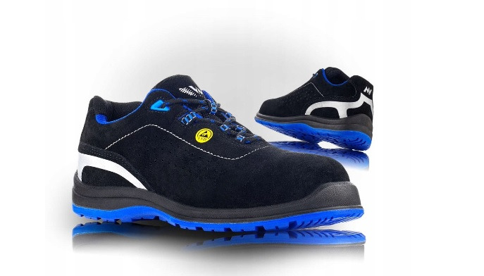 Czarne zamszowe buty robocze z niebieską podeszwą i sznurowadłami, widoczne logo ESD, na białym tle z odbiciem.