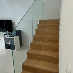 Smart Glass & Metal - Balustrada schodowa montowana na uchwyty typu rotula