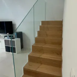 Balustrada schodowa montowana na uchwyty typu rotula