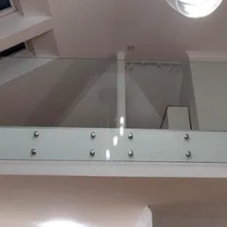 Balustrada antresoli montowana na punkty montażowe typu rotula