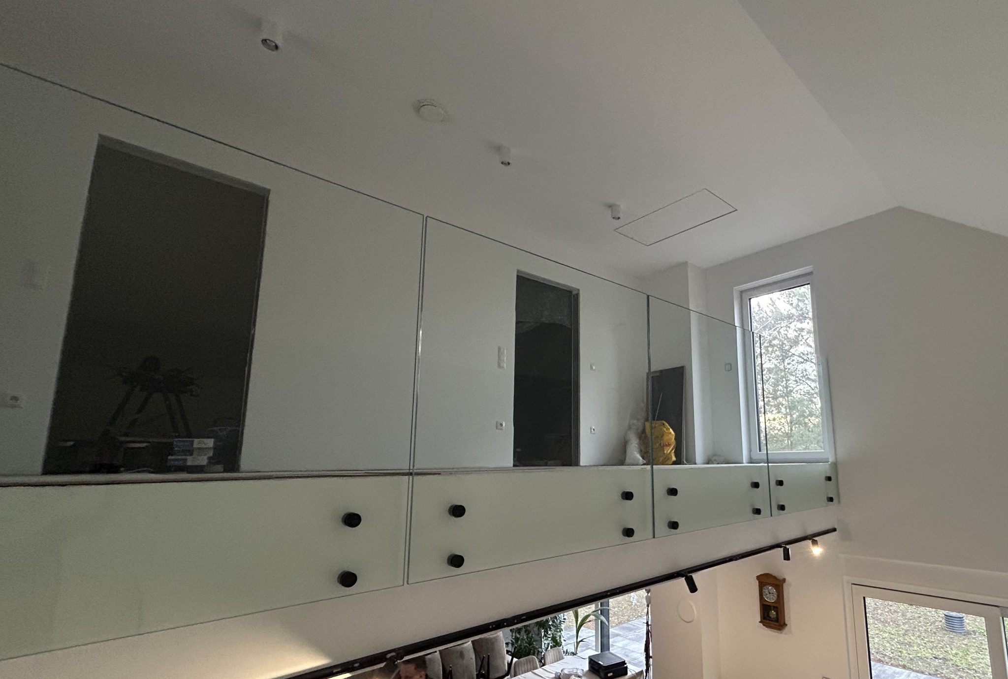 Balustrada na antresoli montowana na uchwyty typu rotula