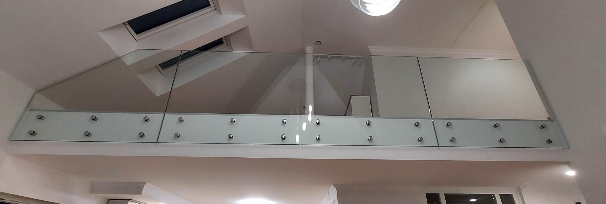 Balustrada antresoli montowana na punkty montażowe typu rotula