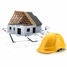 Model domu w trakcie budowy z widoczną konstrukcją dachu, leżący na planach architektonicznych, z żółtym kaskiem budowlanym na pierwszym planie, prezentacja postępu prac.