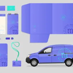Zestaw materiałów firmowych w odcieniach fioletu i turkusu, zawierający wizytówki, notatniki, identyfikator, teczkę, telefon, pieczątkę i samochód dostawczy z naniesionym logo. Całość utrzymana...