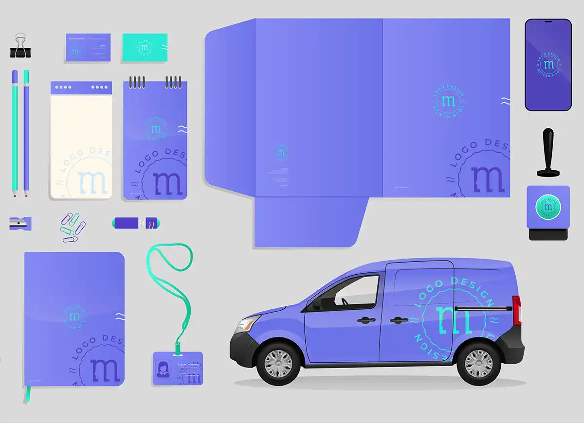 Zestaw materiałów firmowych w odcieniach fioletu i turkusu, zawierający wizytówki, notatniki, identyfikator, teczkę, telefon, pieczątkę i samochód dostawczy z naniesionym logo. Całość utrzymana...