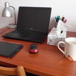 Moje stanowisko pracy: laptop z kamerką i mikrofonem, tablica online i tablet graficzny. 