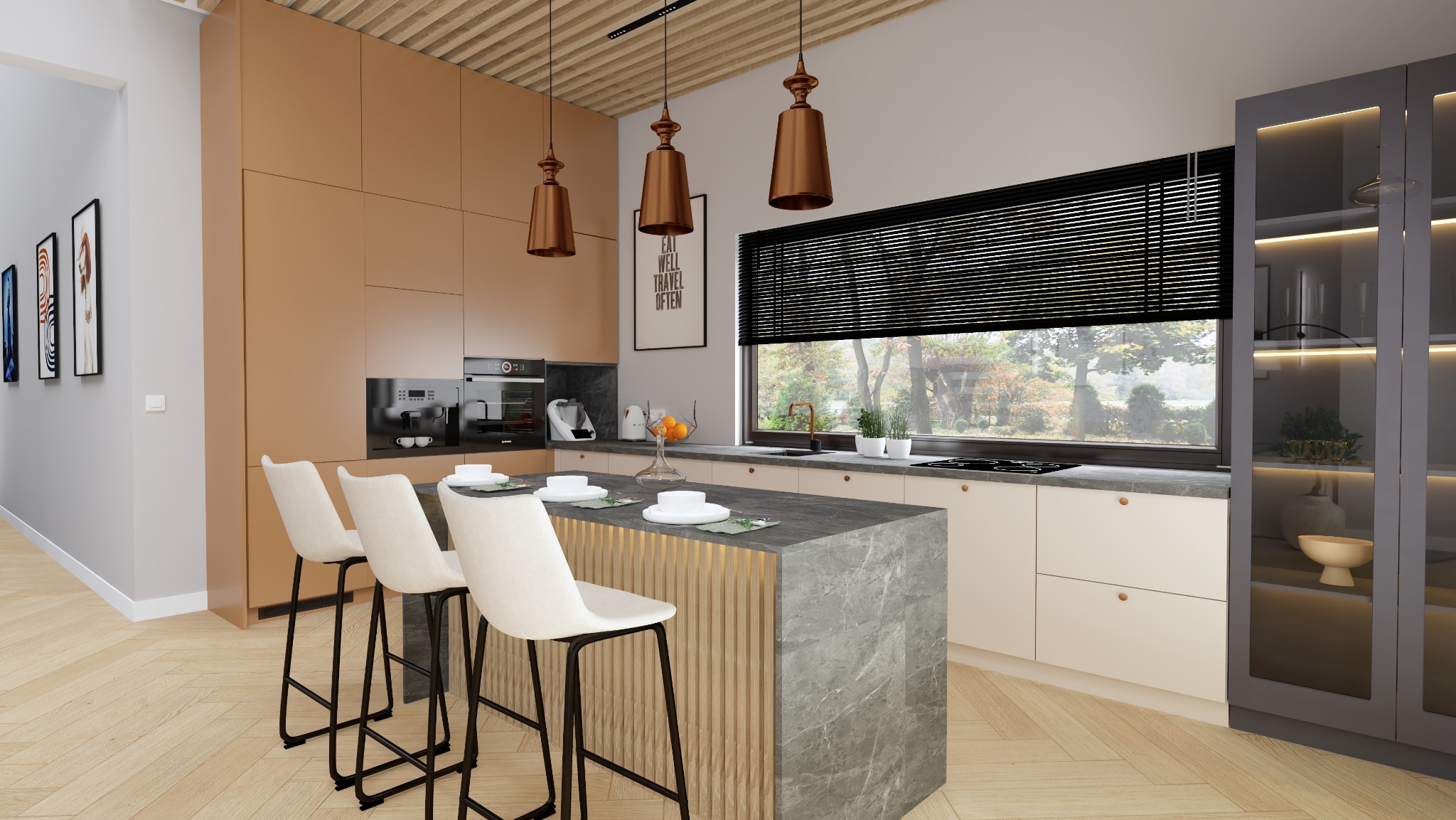 Nowoczesna kuchnia z wyspą, marmurowym blatem i trzema hokerami, oświetlona wiszącymi lampami w kolorze miedzi, z widokiem na jesienny ogród przez okno z czarnymi żaluzjami.
