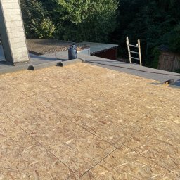 Dach płaski wymiana , zdjęcie azbestowych płyt praca w trakcie instalacja konstrukcji 