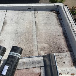 Dach płaski z białą izolacją przed renowacją
