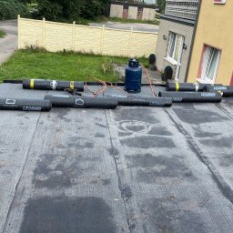 Dach płaski wymiana , zdjęcie azbestowych płyt praca w trakcie instalacji nowej izolacji 