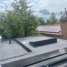 Dach płaski po renowacji pokrycie starej białej izolacji na tradycyjna mineralną powłokę