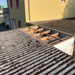 Dach płaski wymiana , zdjęcie azbestowych płyt praca przed 