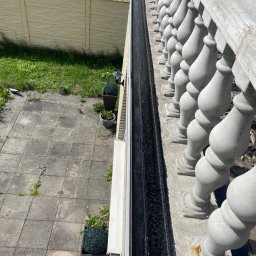 Uszczelnienie wodoodporne balustrady na dachu płaskim praca po