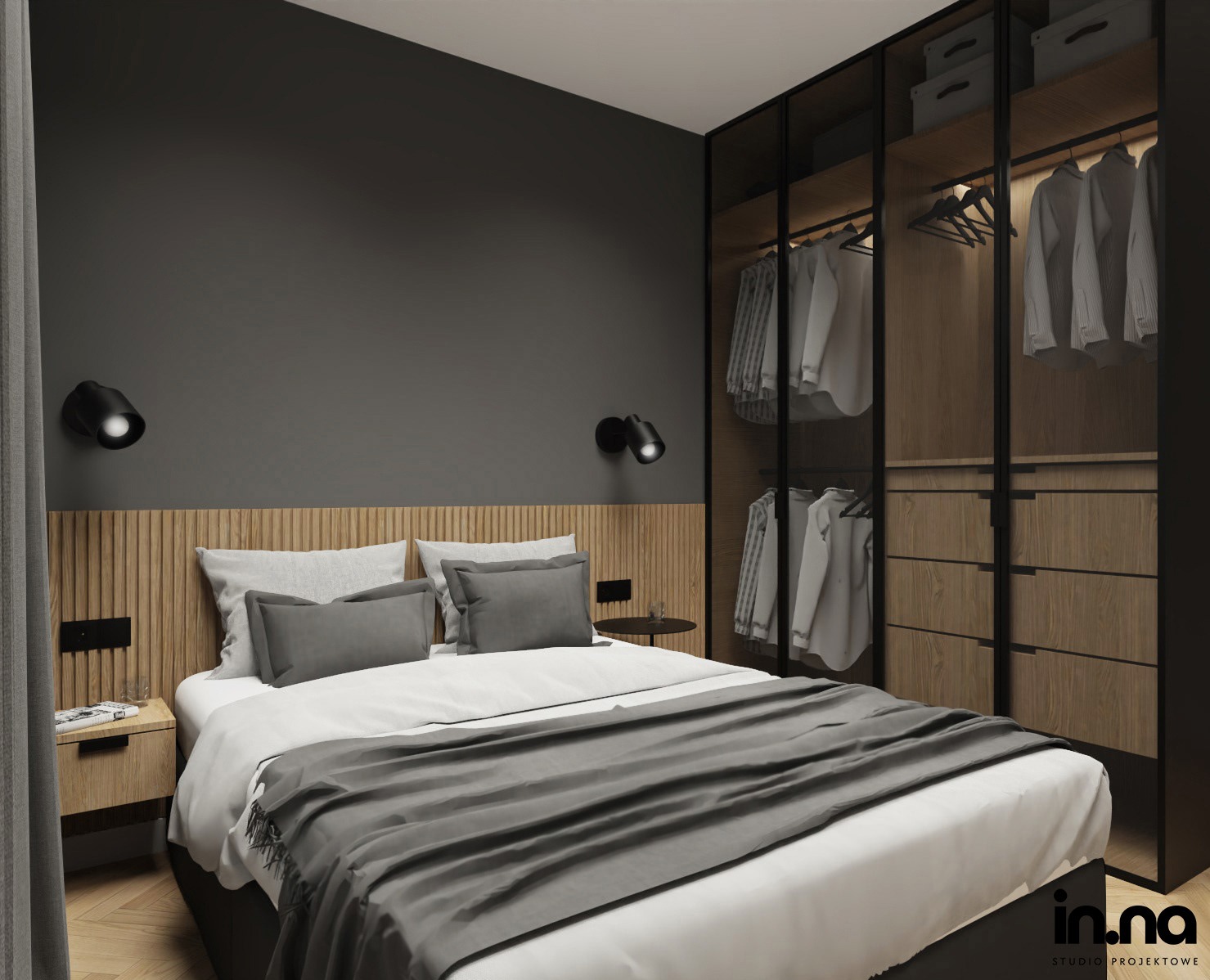 Nowoczesna sypialnia z drewnianym wezgłowiem, szarą pościelą i dużą szafą z przeszklonymi drzwiami, oświetlona dwoma punktowymi lampami ściennymi.