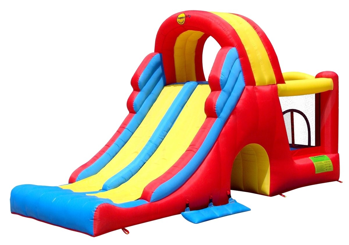 Nadmuchiwana zjeżdżalnia w kolorach czerwonym, żółtym i niebieskim, z tunelem i siatką zabezpieczającą, widoczna na białym tle.