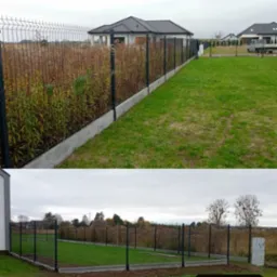 Nowoczesne ogrodzenie panelowe z podmur&oacute;wką betonową otaczające posesję z trawnikiem i młodymi drzewkami, widok z zewnątrz.