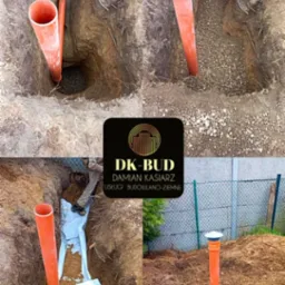 Fotokompozycja: Wykop pod rury kanalizacyjne z pomarańczowymi rurami w ziemi, dół wyłożony żwirem, fragment wykopu z folią i piaskiem, oraz rura wystająca z ziemi na tle ogrodzenia z siatki; logo...