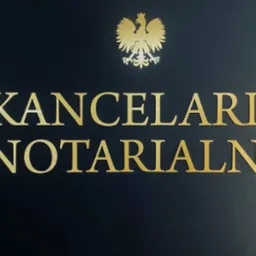 Złoty napis 'Kancelaria Notarialna' oraz godło Polski na ciemnym tle ściany.